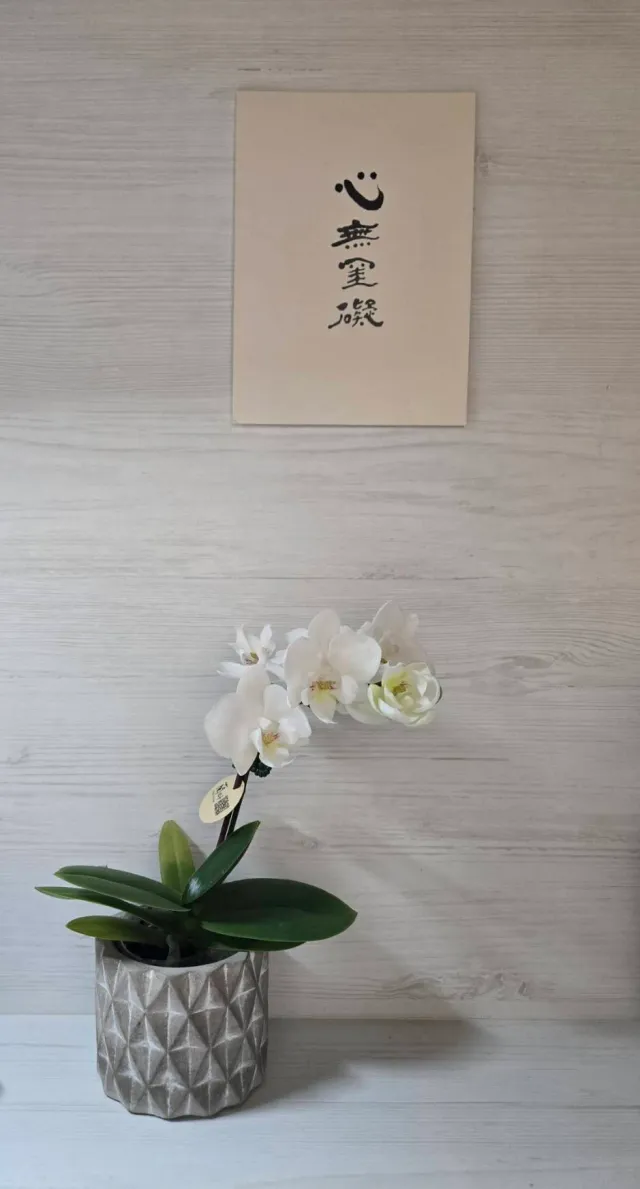 白花與銀色花器的安靜角落,顧客分享照片 3