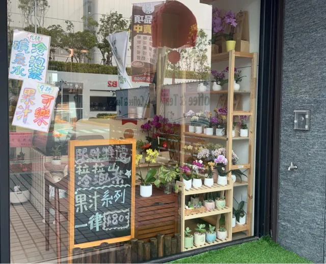 把展示架布置成有花的小角落,顧客分享照片 8