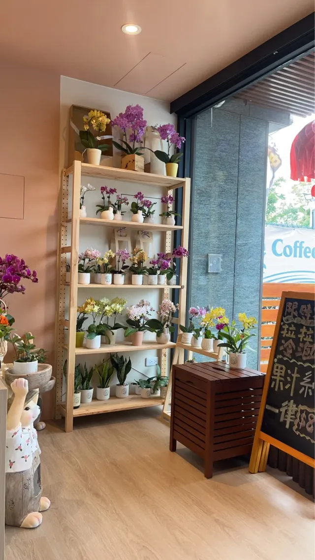 把展示架布置成有花的小角落,顧客分享照片 7